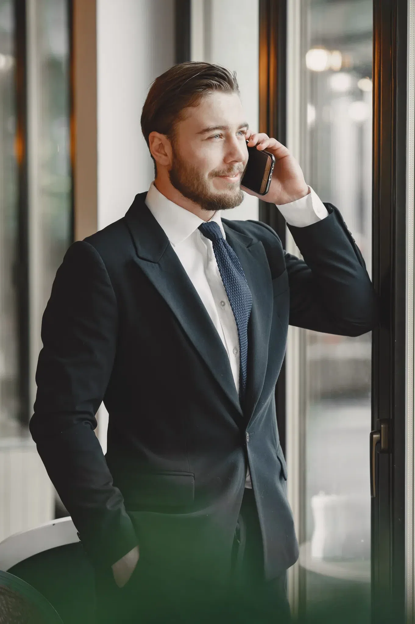 Profesional hablando por teléfono en un entorno de trabajo